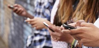 Ansiedad adolescente transfronteriza: Teléfonos, presión escolar y las políticas que realmente influyen