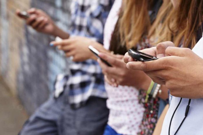 Ansiedad adolescente transfronteriza: Teléfonos, presión escolar y las políticas que realmente influyen