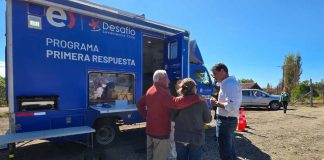 Entel y Desafío Levantemos Chile entregan celulares a personas mayores afectadas por los incendios en Biobío y Ñuble