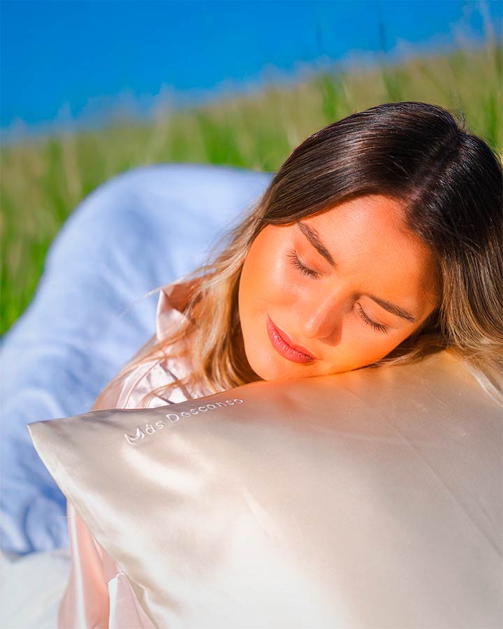 Tendencia en bienestar: la higiene del sueño se consolida y una marca chilena impulsa seda con iones de plata