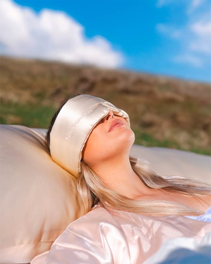 Tendencia en bienestar: la higiene del sueño se consolida y una marca chilena impulsa seda con iones de plata