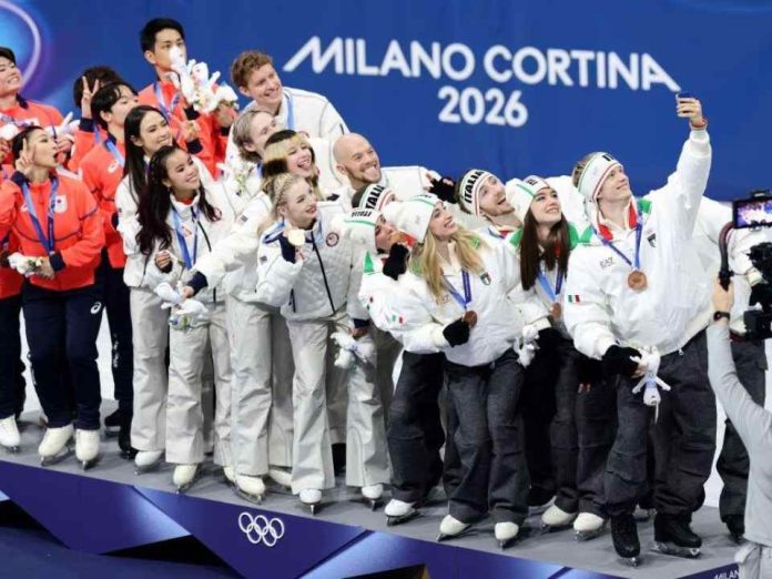 Victory Selfie: un momento icónico — y cultural — en el podio entra en su próximo capítulo en Milano Cortina 2026