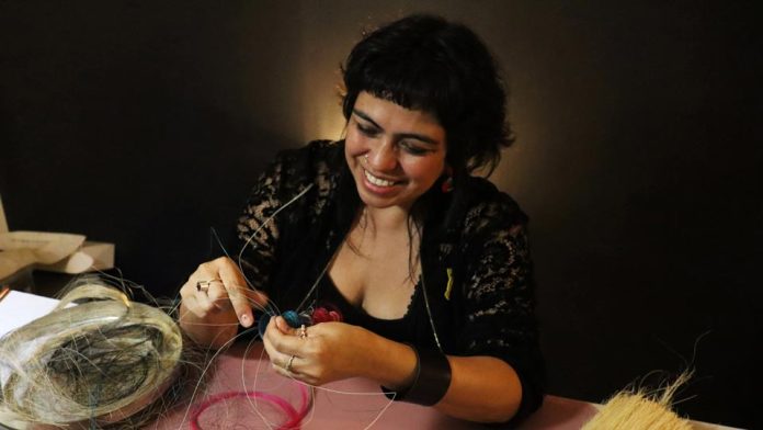 De Rari a Beijing: Rita Soto, ganadora del Premio Oficio Excepcional lleva la microcestería chilena al macroformato asiático De Rari a Beijing: Rita Soto, ganadora del Premio Oficio Excepcional lleva la microcestería chilena al macroformato asiático