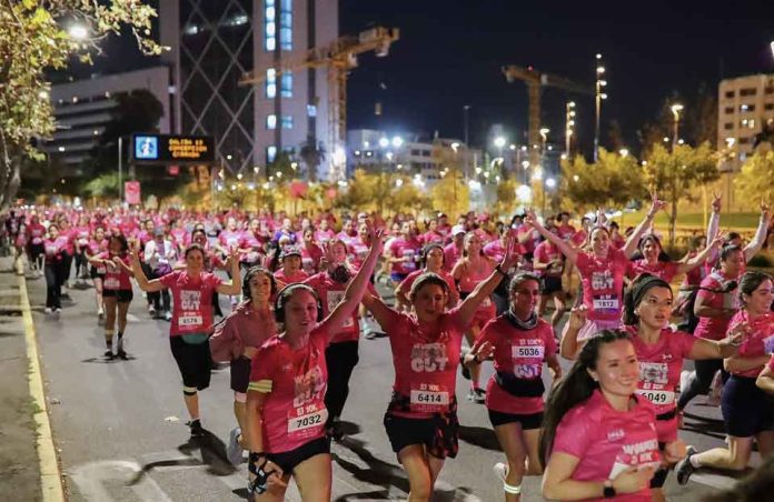 Histórico: más de 5 mil mujeres corrieron en la tercera versión de Women’s Night Out y tiñeron de fucsia las calles de Providencia