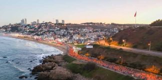 Matías Silva y Carlos Díaz conquistaron el Itaú Medio Maratón de Viña 2026 Con más de 6.000 participantes, la Ciudad Jardín vivió una jornada deportiva inolvidable que coronó a los nuevos campeones de la distancia. Viña del Mar, 29 de marzo de 2026. Viña del Mar fue el epicentro del running nacional este domingo con la exitosa realización del Itaú Medio Maratón Viña 2026, evento que reunió a más de 6.000 corredores en un circuito renovado. La competencia se desarrolló bajo condiciones climáticas ideales y recorrió el borde costero de la ciudad. En los 21 kilómetros ganó la carrera Matías Silva (1:02:50), mejorando el tiempo de su última participación, donde también fue galardonado con el primer lugar "Estuvo muy dura la carrera, por la presión psicológica que me hizo el atleta de Perú, Ulises, es muy fuerte y no se deja intimidar. Así que hasta el final, creo que me escapé en el kilómetro 18 y medio, pero hasta el final no sabía qué podía pasar. Lo bueno es que mi cuerpo me respondió, mis piernas respondieron y eso me deja muy contento de que las cosas las estamos haciendo bien y estamos avanzando con mucha fuerza", expresó Silva tras cruzar la meta. El podio masculino de los 21 kilómetros, lo completaron el peruano Ulises Martín (1:02:57), y Mario Rivas (01:05:11), quienes obtuvieron la plata y el bronce. En la categoría femenina, las peruanas Dina Velasquez y Jovana De la Cruz, se consagraron con el primer y segundo lugar, con un tiempo de 1:14:25 y 01:14:35, respectivamente; mientras que el tercer lugar se lo llevó María José Calfilaf con 01:15:00. En la distancia de 5 kilómetros, Carlos Díaz se impuso con el primer lugar (00:14:12); y en la categoría femenina, Josefa Quezada (00:16:44) se llevó el triunfo. Silva se refirió a la competencia y al recorrido costero. “La verdad es que cuando me contaron que había 5K aquí en Viña, inmediatamente dije el sí, porque al final yo he venido solo a trotar en esta carrera y me encanta la gente que te apoya, también correr al borde del mar, eso es como un plus, una energía propia que solo se consigue aquí en Viña”. Desde Prokart, la Directora Ejecutiva de Prokart, Francisca Aguirre, dio su impresión acerca de la jornada. "El Itaú Medio Maratón de Viña superó todas nuestras expectativas. Ver a miles de personas disfrutando del deporte en un entorno tan privilegiado como el borde costero de Viña del Mar nos llena de orgullo y nos motiva a seguir creciendo y relevando los eventos deportivos en Chile", señaló. Por parte del sponsor principal de la carrera, el Gerente de Sucursales de Itaú, Nicolás Zamorano, comentó el compromiso del banco con el deporte. "Para Itaú es un orgullo ser parte de este evento en Viña del Mar. Las maratones son mucho más que una carrera, son un espacio donde miles de personas se proponen metas y trabajan para cumplirlas, y ese es justamente el camino que queremos apoyar como banco”. El evento contó con servicios para los corredores, incluyendo puntos de hidratación, asistencia médica, y una completa zona de recuperación post-carrera. La próxima cita deportiva en la Ciudad Jardín será el Itaú Maratón de Viña del Mar, programado para octubre de 2026.