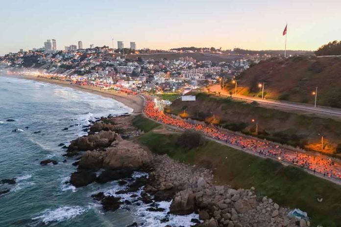 Matías Silva y Carlos Díaz conquistaron el Itaú Medio Maratón de Viña 2026 Con más de 6.000 participantes, la Ciudad Jardín vivió una jornada deportiva inolvidable que coronó a los nuevos campeones de la distancia. Viña del Mar, 29 de marzo de 2026. Viña del Mar fue el epicentro del running nacional este domingo con la exitosa realización del Itaú Medio Maratón Viña 2026, evento que reunió a más de 6.000 corredores en un circuito renovado. La competencia se desarrolló bajo condiciones climáticas ideales y recorrió el borde costero de la ciudad. En los 21 kilómetros ganó la carrera Matías Silva (1:02:50), mejorando el tiempo de su última participación, donde también fue galardonado con el primer lugar 