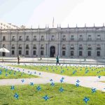 4.000 remolinos azules en la Plaza de la Ciudadanía llaman a escuchar a los niños para prevenir el maltrato infantil
