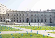 4.000 remolinos azules en la Plaza de la Ciudadanía llaman a escuchar a los niños para prevenir el maltrato infantil