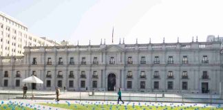 4.000 remolinos azules en la Plaza de la Ciudadanía llaman a escuchar a los niños para prevenir el maltrato infantil