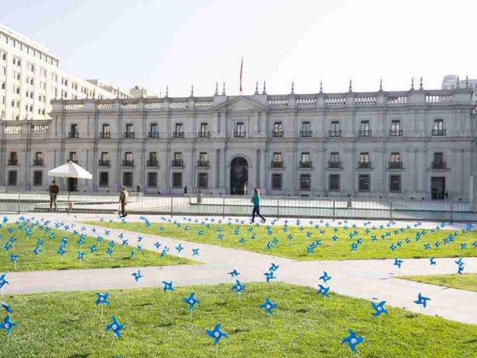 4.000 remolinos azules en la Plaza de la Ciudadanía llaman a escuchar a los niños para prevenir el maltrato infantil