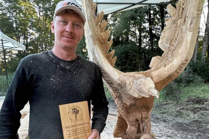 Arte y conservación se encuentran en concurso de esculturas de madera en Huilo Huilo