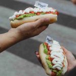 Dominó convierte la meta en una fiesta: Runners podrán celebrar con completos la Maratón de Santiago