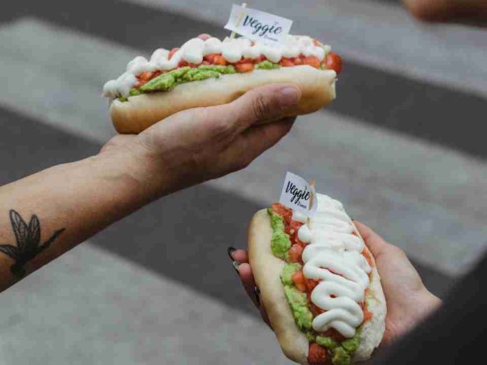 Dominó convierte la meta en una fiesta: Runners podrán celebrar con completos la Maratón de Santiago