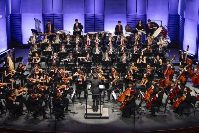 La Fundación de Orquestas Juveniles e Infantiles de Chile (FOJI) inaugura su temporada 2026 con una programación especial de actividades y conciertos, en el marco de la conmemoración de sus 25 años de trayectoria. Este aniversario será especialmente significativo, al poner en valor una labor ampliamente reconocida por su compromiso social, la formación artística y la promoción de la música sinfónica entre niños, niñas y jóvenes en todo el país.