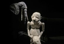 UNA MARIONETA Y UN ELEFANTE EXPLORAN LA IDENTIDAD HUMANA Y EL OLVIDO