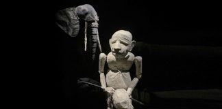 UNA MARIONETA Y UN ELEFANTE EXPLORAN LA IDENTIDAD HUMANA Y EL OLVIDO