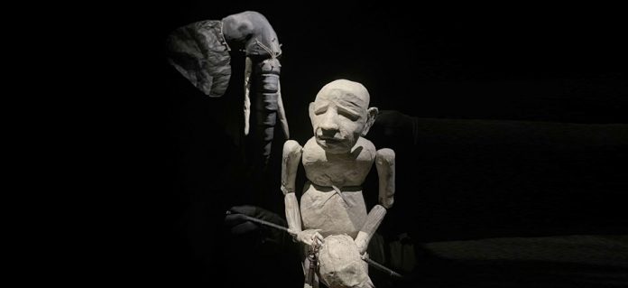 UNA MARIONETA Y UN ELEFANTE EXPLORAN LA IDENTIDAD HUMANA Y EL OLVIDO
