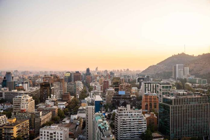 ¿Quiénes están visitando Santiago Chile y EE.UU. ganan terreno mientras Argentina y Colombia retroceden