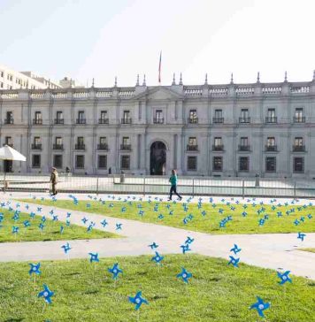 4.000 remolinos azules en la Plaza de la Ciudadanía llaman a escuchar a los niños para prevenir el maltrato infantil