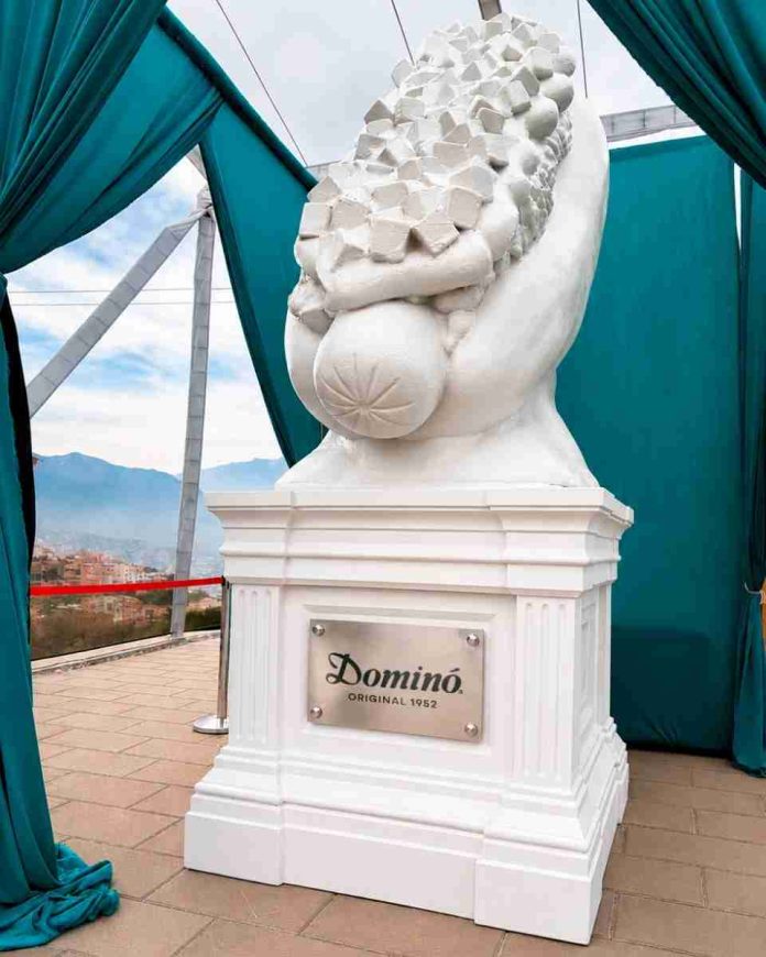 Dominó inaugura monumento al completo y abrirá su histórica sucursal para el día de los patrimonio
