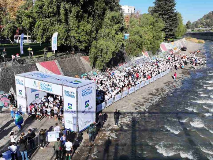Más de mil personas vibraron en el Río Mapocho en masiva corrida ciudadana que rememoró los 16 años del saneamiento del histórico cauce
