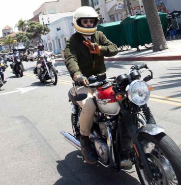 Triumph Motorcycles lidera caravana solidaria de motociclistas elegantes DGR Santiago 2026