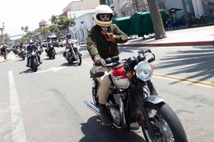 Triumph Motorcycles lidera caravana solidaria de motociclistas elegantes DGR Santiago 2026