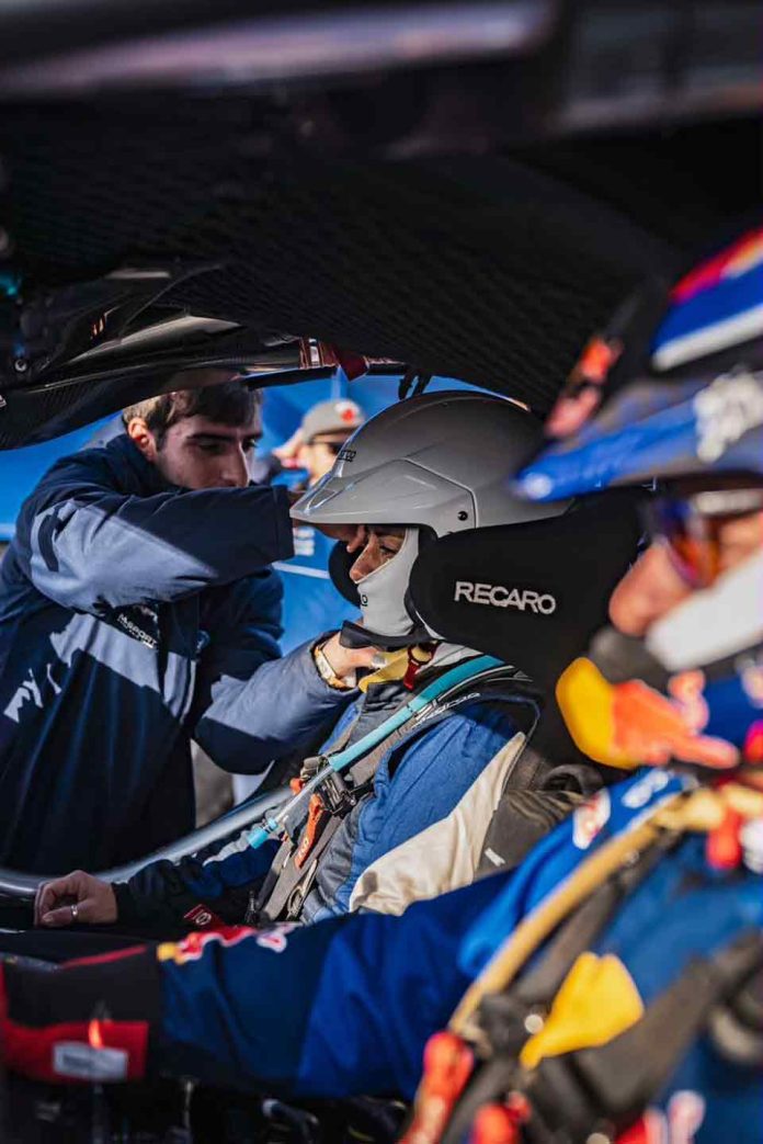 Piloto chilena acompañó como copiloto a Carlos Sainz en exhibición previa al Rally de Argentina