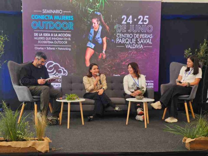 Valdivia 26 de junio. La ciudad de Valdivia fue escenario este miércoles del inicio del seminario “Conecta Mujeres Outdoor: De la idea a la acción: Mujeres que innovan en el ecosistema outdoor”, instancia que reunió a emprendedoras, deportistas y representantes del mundo de la innovación, el turismo y la economía vinculada a la naturaleza. La actividad, impulsada por Fomento Los Ríos de Corfo a través del instrumento Viraliza y ejecutada por la Corporación Deportiva Nimbus en el contexto de Torrencial Chile by UTMB, se desarrolla en el Centro de Ferias del Parque Saval y busca fortalecer el rol de las mujeres en el ecosistema outdoor, promoviendo la colaboración, el intercambio de conocimientos y la generación de nuevas oportunidades de emprendimiento. Durante su primera jornada, el seminario incorporó espacios orientados a la reflexión y el aprendizaje, abordando temáticas como liderazgo femenino, modelos de negocio, sostenibilidad, economía circular y tendencias emergentes de la industria outdoor. Estas materias fueron tratadas a través de charlas, conversatorios y encuentros de networking. En este marco, la subdirectora de Emprendimiento e Innovación de Fomento Los Ríos, Carla Paredes, relevó el impacto que tiene esta industria en el desarrollo regional, señalando que: “hoy el deporte outdoor no solo mueve personas; también mueve emprendimientos, turismo, innovación y oportunidades para los territorios. En Los Ríos tenemos condiciones excepcionales para desarrollar esta industria, y queremos que más mujeres sean protagonistas de ese crecimiento. Por eso apoyamos espacios como Conecta Mujeres Outdoor, que fortalecen redes, visibilizan liderazgos y abren nuevas oportunidades de negocio vinculadas a la naturaleza, el bienestar y las actividades al aire libre. Desde Fomento Los Ríos de Corfo creemos que impulsar la participación femenina en estos sectores es también una forma de construir una región más dinámica, innovadora y con mayores oportunidades de desarrollo” A su vez, el director de carrera de Torrencial Chile by UTMB y socio fundador de Nimbus, Carlos Sotomayor agregó: “Seminarios como Conecta Mujeres Outdoor son fundamentales porque generan espacios de aprendizaje y conexión. Como Nimbus valoramos estas instancias, ya que no solo fortalecen habilidades y redes, sino que también abren nuevas oportunidades en sectores como el deporte y la economía outdoor, donde la innovación y el emprendimiento hoy son claves”. El seminario tendrá continuidad este jueves 25 de junio, con una programación que incluye talleres prácticos, paneles de discusión y exposiciones internacionales orientadas a entregar herramientas concretas para fomentar la participación femenina en el deporte outdoor, así como también analizar las principales tendencias globales que están marcando el desarrollo del trail running y el turismo de naturaleza. La jornada finalizará con la inauguración oficial de la décima edición de Torrencial Chile by UTMB 2026, evento que convocará a autoridades, deportistas y la comunidad en torno a una de las competencias de trail running más relevantes de Latinoamérica.