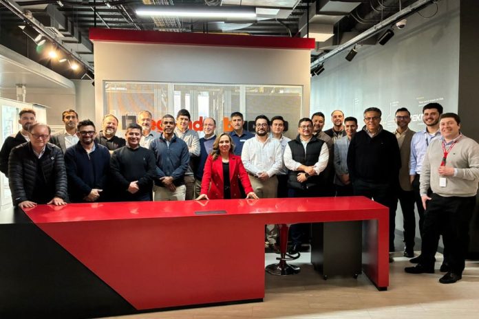 Santiago reúne a ejecutivos y actores del mercado de Data Centers de América Latina para analizar los desafíos de infraestructura hacia 2030 Santiago reúne a ejecutivos y actores del mercado de Data Centers de América Latina para analizar los desafíos de infraestructura hacia 2030