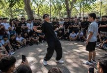 Retos de “Farmear aura” en Chile: en qué consiste la tendencia juvenil que llegó a los espacios públicos
