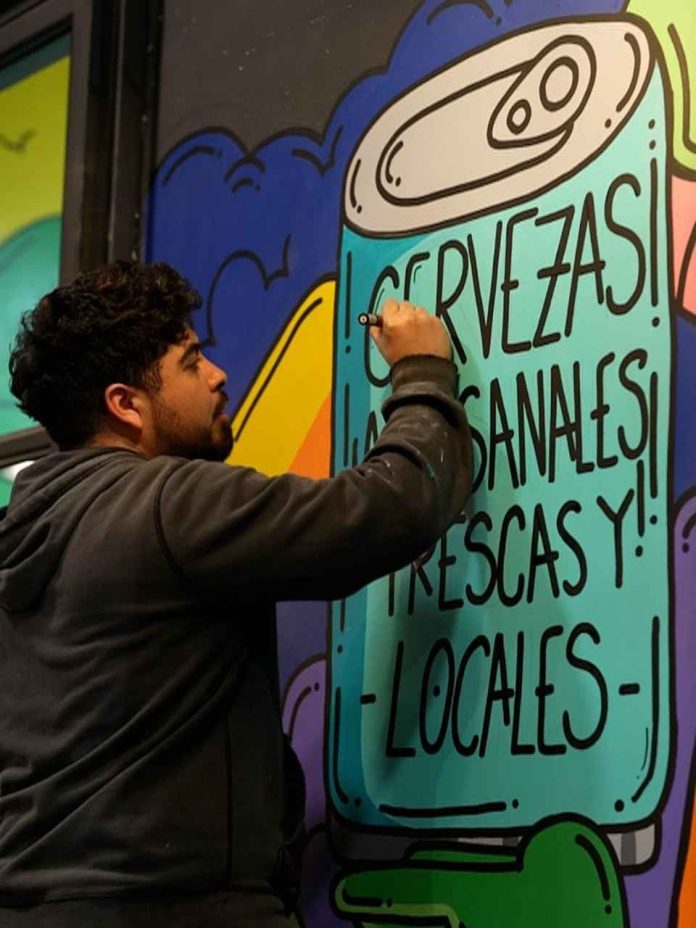 El arte que cabe en un bolsillo: La nueva tendencia de coleccionar objetos intervenidos que han abierto un nuevo espacio para artistas chilenos 