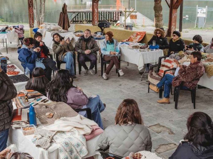 Puyuhuapi abre sus puertas a una jornada textil con creadoras de la Patagonia y América Latina Puyuhuapi abre sus puertas a una jornada textil con creadoras de la Patagonia y América Latina