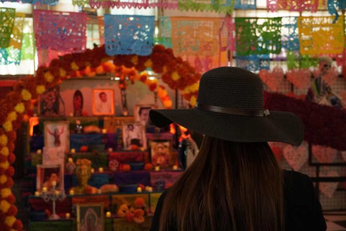 Juanito Ayala y un altar gigante: el Día de los Muertos que prepara el Persa Víctor Manuel
